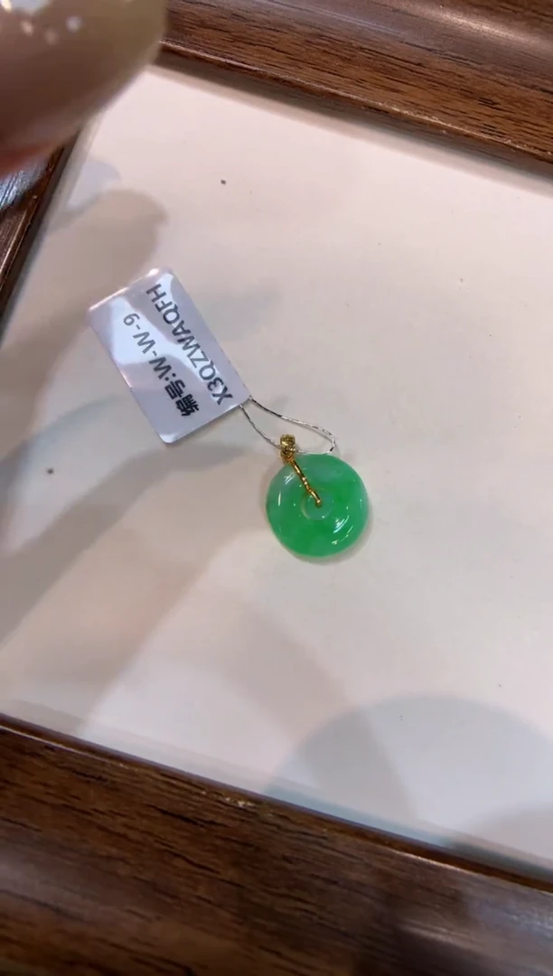 颈饰18K金镶嵌翡翠子母扣