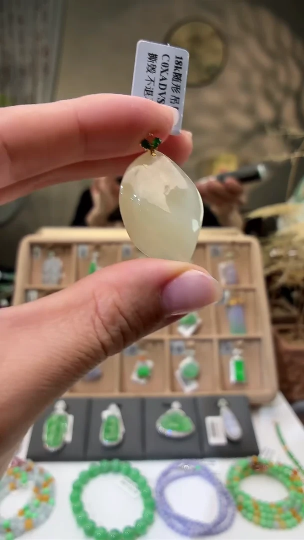 颈饰18K金镶嵌翡翠吊坠