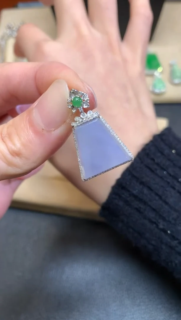 【闪购商品】翡翠颈饰18K金镶嵌无事牌【无服务费】