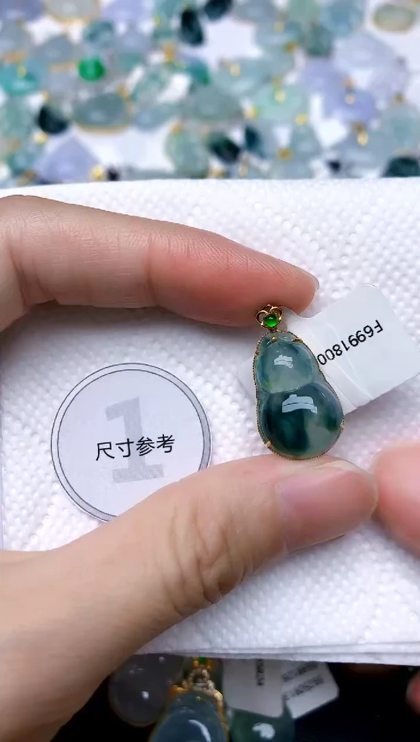 颈饰18K金镶嵌翡翠天然A货翡翠