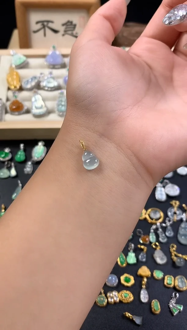 颈饰18K金镶嵌翡翠葫芦