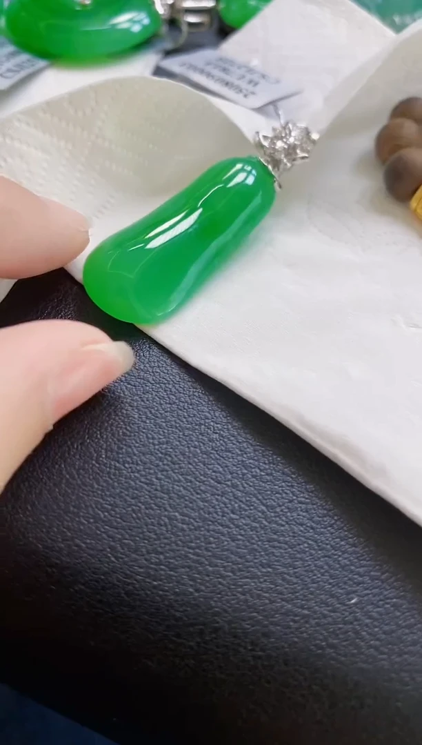 颈饰18K金镶嵌翡翠米**卡瓜