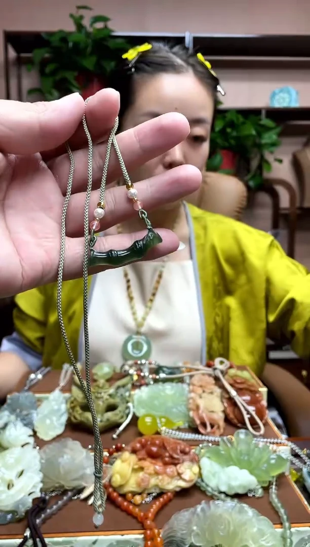 未镶嵌蛇纹石玉颈饰多样性发货发其中之一