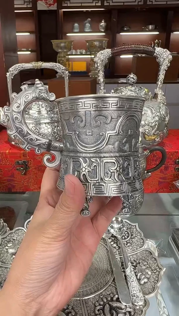 青*花足银精工手工四足饕餮龙纹大师鏨刻熏色带把主人杯