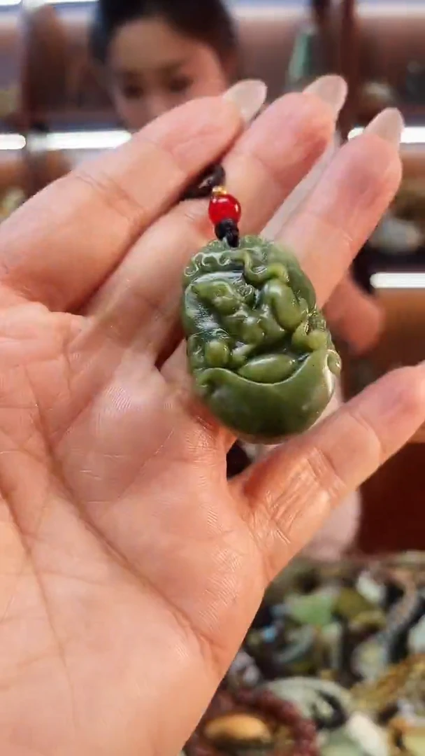 未镶嵌蛇纹石玉吊坠