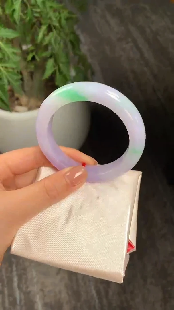 未镶嵌手镯翡翠。翡翠春彩正圈56+