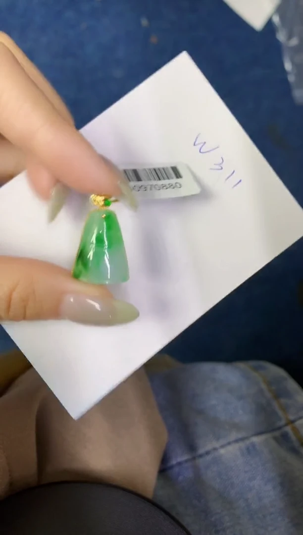 翡翠18K金镶嵌颈饰缅甸天然翡翠A货