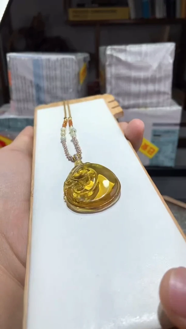 琥珀颈饰未镶嵌如意