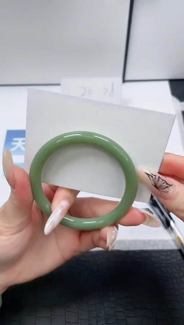 【闪购商品】石英质玉手镯未镶嵌138-56