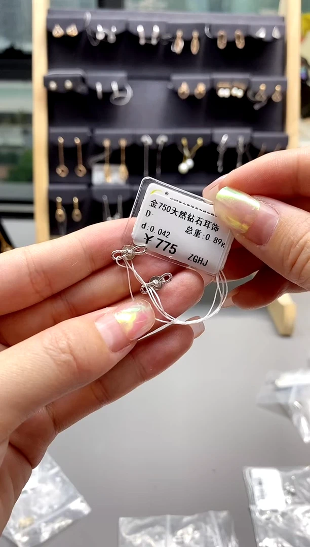 【闪购商品】钻石耳饰18K金镶嵌标签损坏不退不换