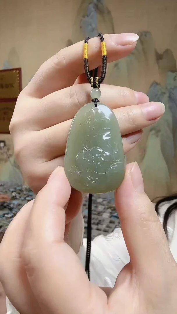 和田玉未镶嵌颈饰.