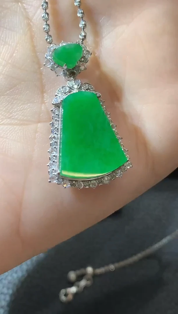 吊坠(不含链)18K金镶嵌翡翠小**瓣A105
