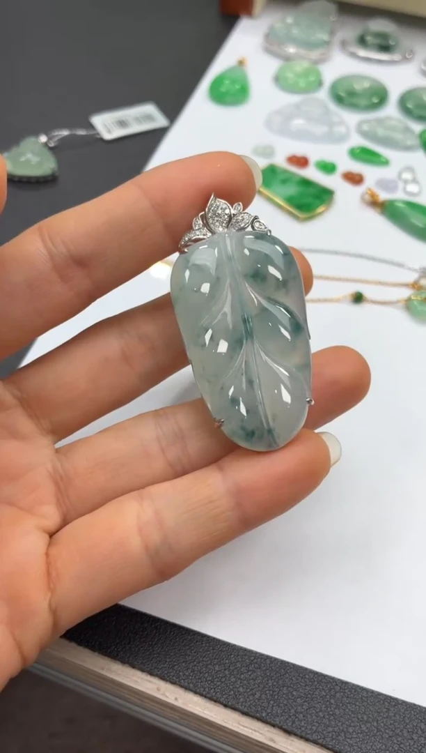 颈饰18K金镶嵌翡翠天然翡翠A货