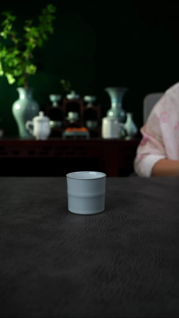 杯月白釉竹节杯 大瑕