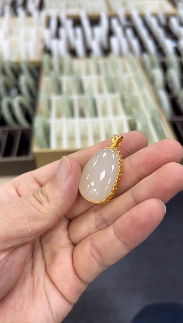 颈饰足金镶嵌和田玉无事牌