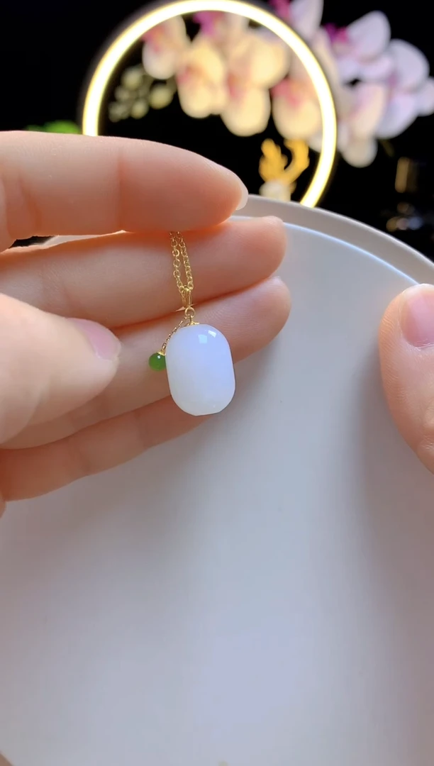 吊坠(赠链)18K金镶嵌和田玉白玉圆柱无事牌