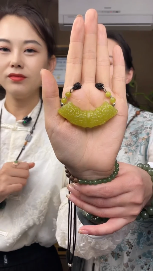 未镶嵌岫玉颈饰1