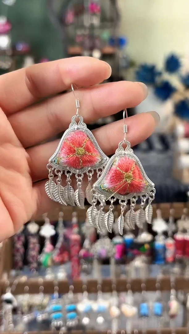 彩云南阁非遗老绣饰品809