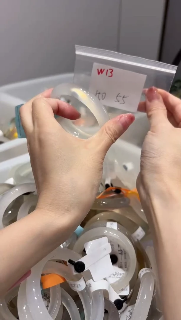 手镯玛瑙/玉髓未镶嵌玉****美W13