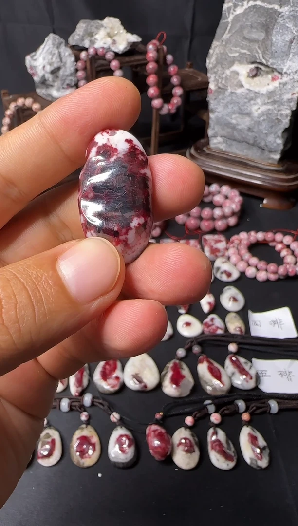 天然辰砂孙*德天然朱砂原石随形吊坠