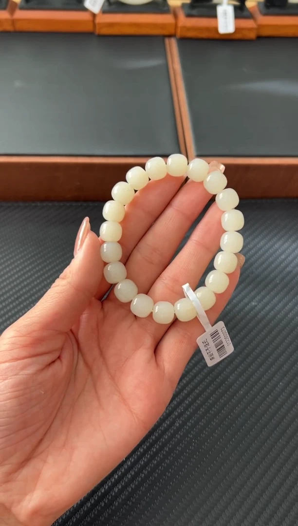 未镶嵌手串和田玉黑山微色差卡10J