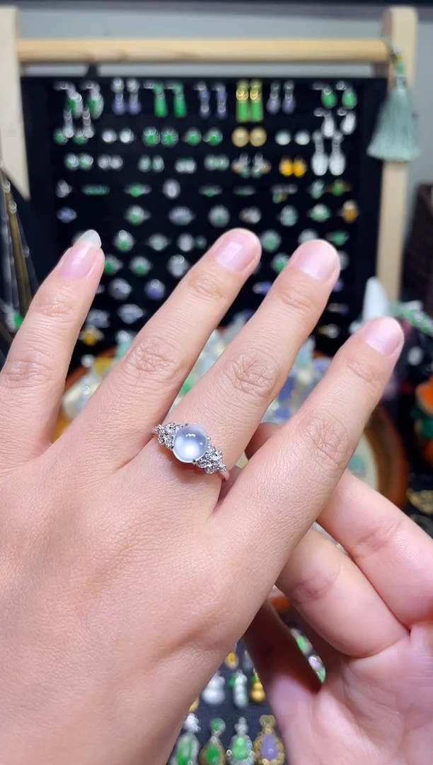 颈饰18K金镶嵌翡翠玻璃种蛋面戒指