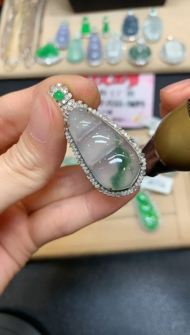 【闪购商品】翡翠颈饰18K金镶嵌福豆【无服务费