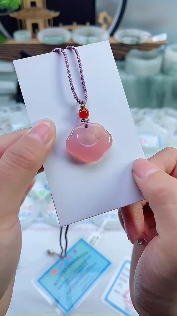 未镶嵌首饰石英质玉（天山翠）祥云锁粉