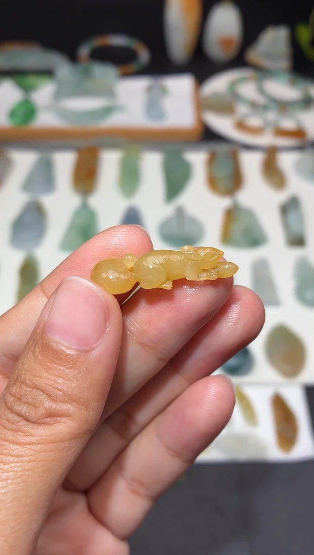 未镶嵌定制翡翠小松鼠