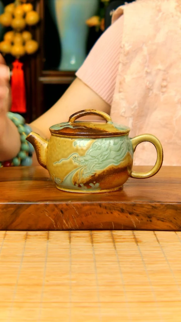 郗奎奎草木灰釉全手工雕刻龙吸水汉瓦壶不完美