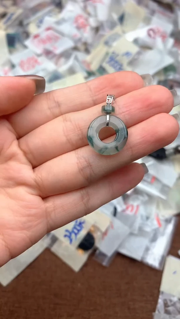 18K金镶嵌挂件翡翠—