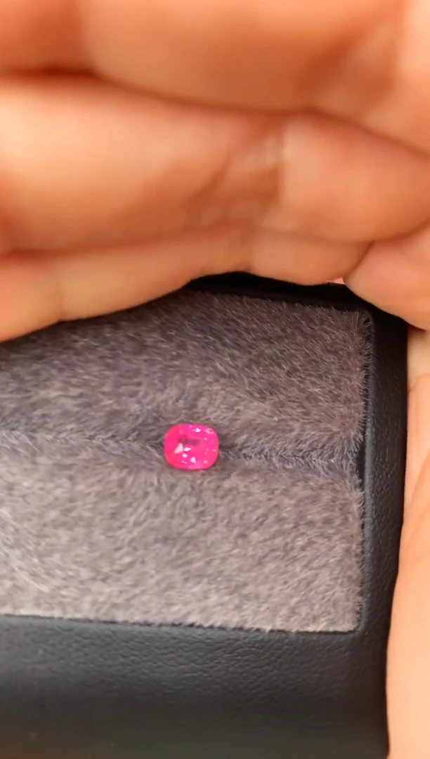 未镶嵌裸石定制尖晶石枕型 热粉色调 1.05ct