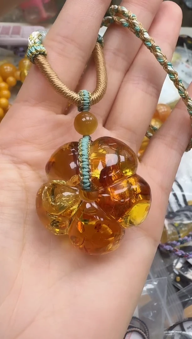 未镶嵌琥珀裸石如图