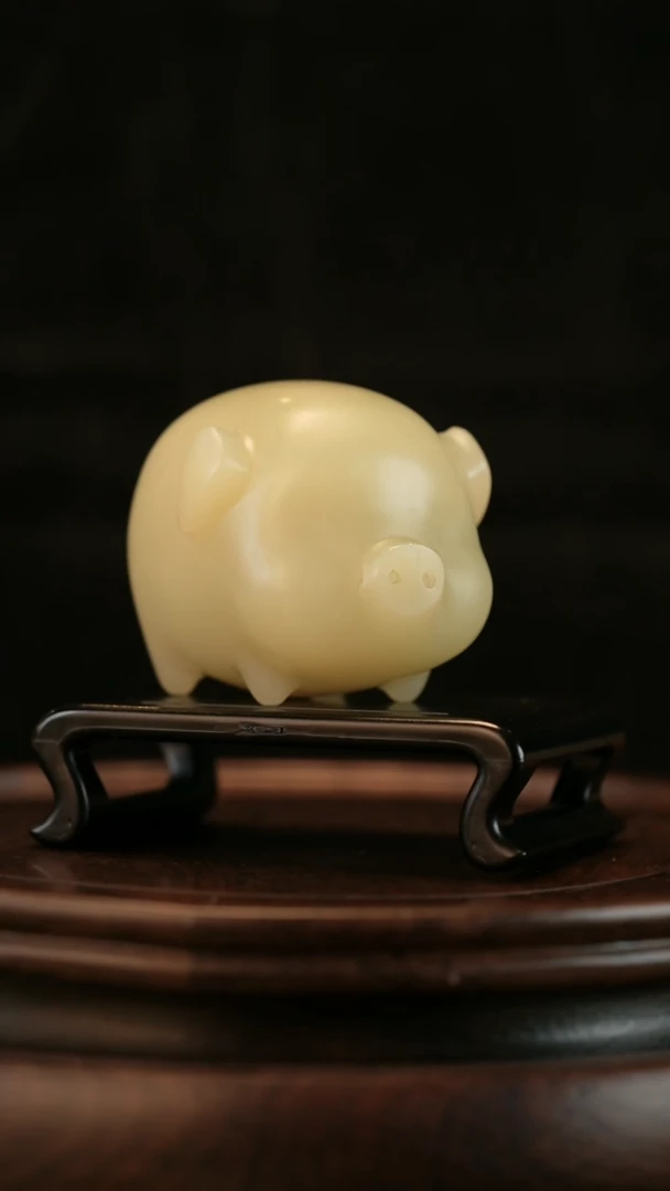 云南石竹叶青雕刻：可爱小猪