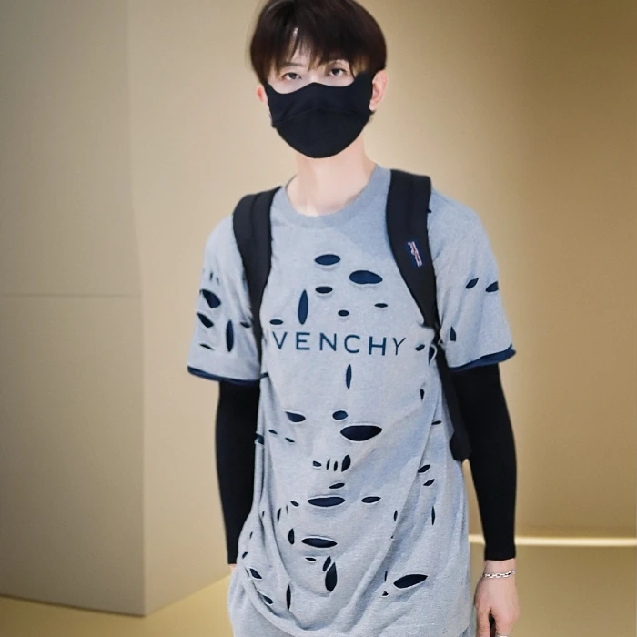 全新未使用 Givenchy/纪梵希 男士经典休闲破洞字母短袖T恤102077