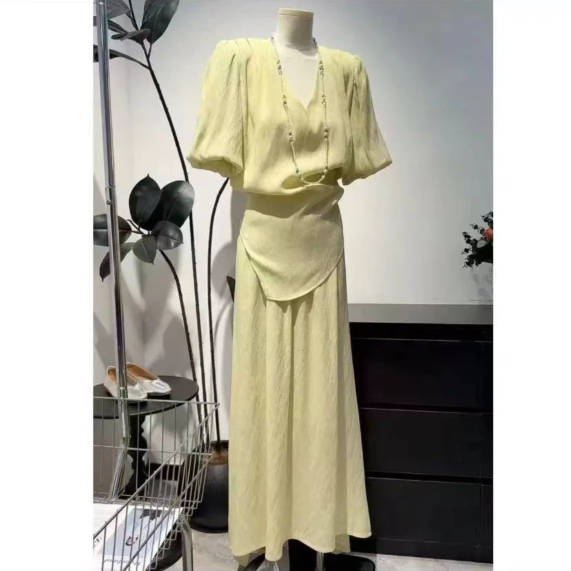 【嘎嘎推荐】夏季轻奢时尚显瘦V领泡泡袖系带不规则上衣+半裙套装