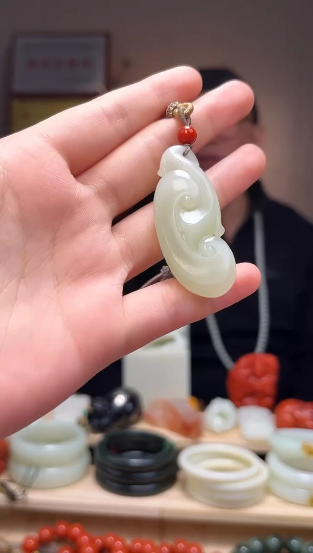 颈饰未镶嵌和田玉吊坠1