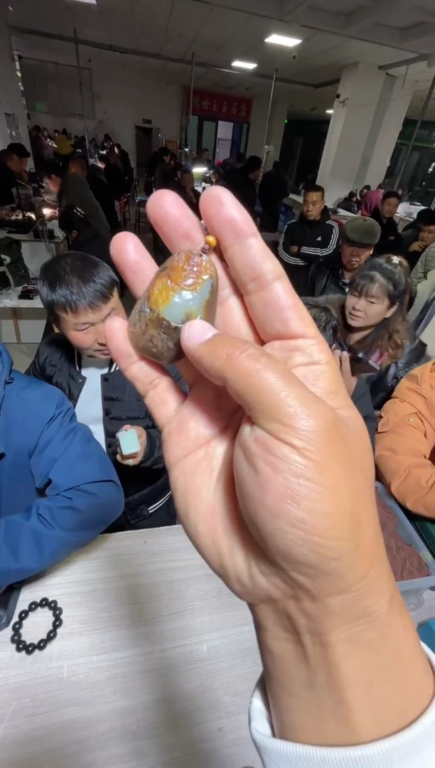 未镶嵌和田玉（糖玉）挂件和田玉