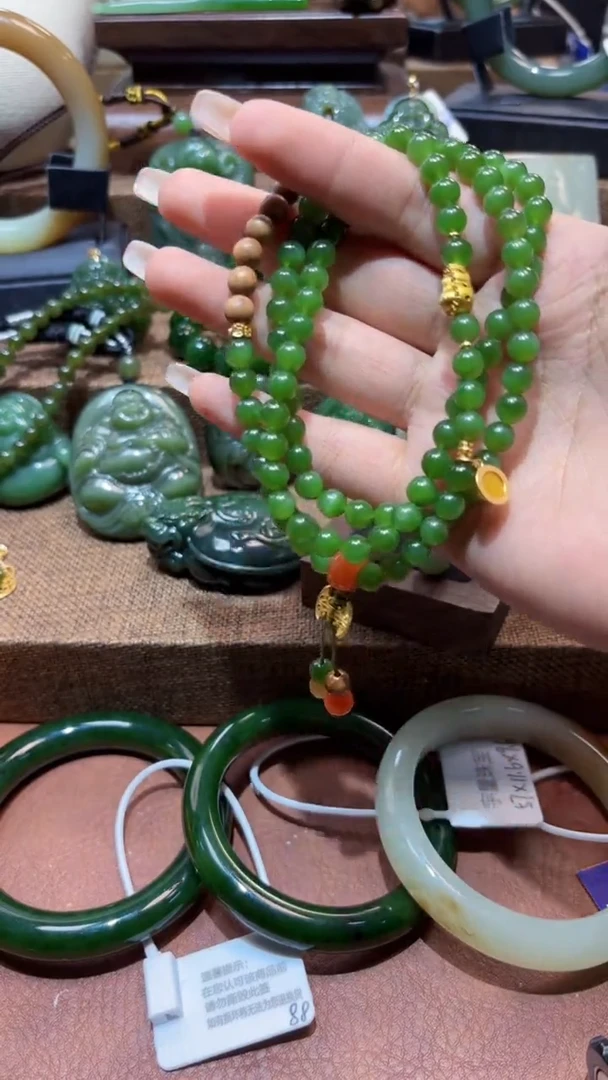 颈饰未镶嵌和田玉（碧玉）1