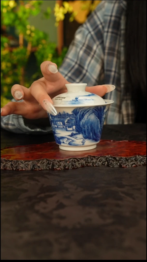 谢凯山房  青花手绘山水盖碗