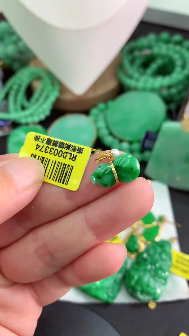 颈饰18K金镶嵌翡翠挂件