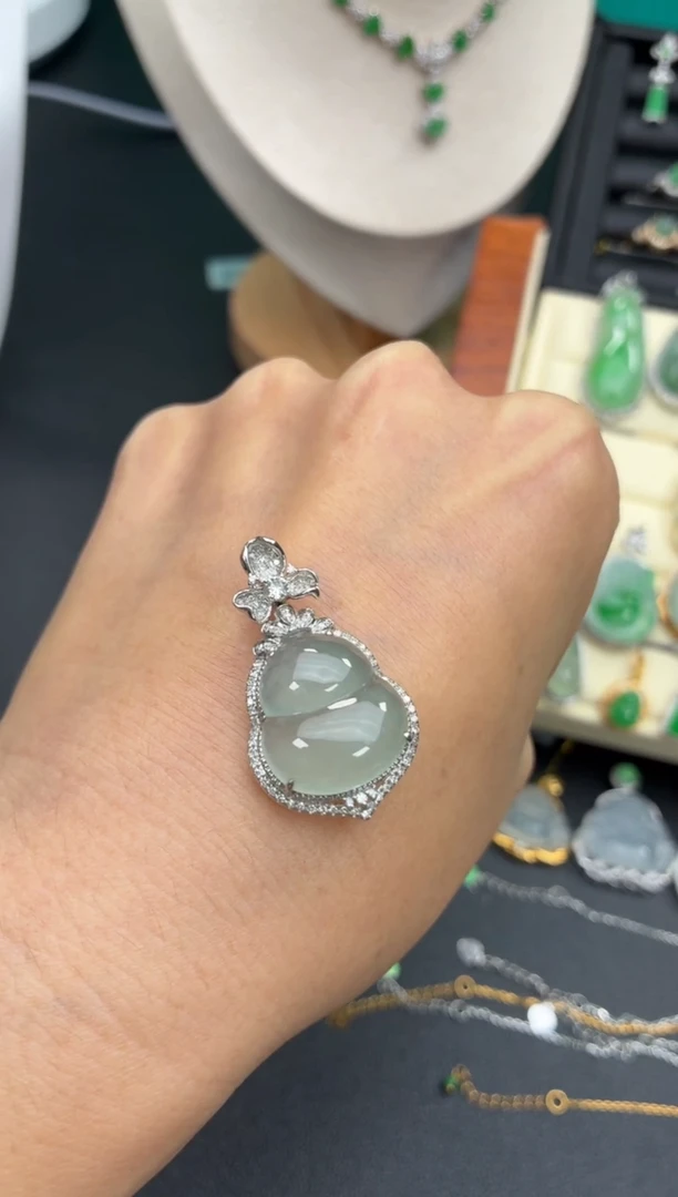 颈饰18K金镶嵌翡翠天然翡翠A货