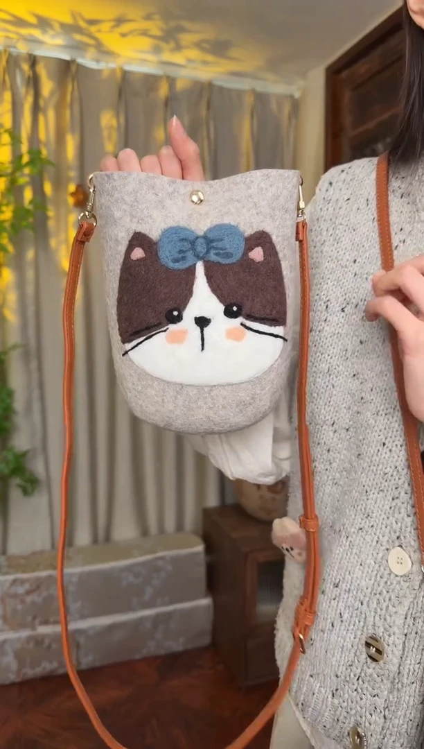 羊毛非遗羊毛毡包 手机包灰猫咪