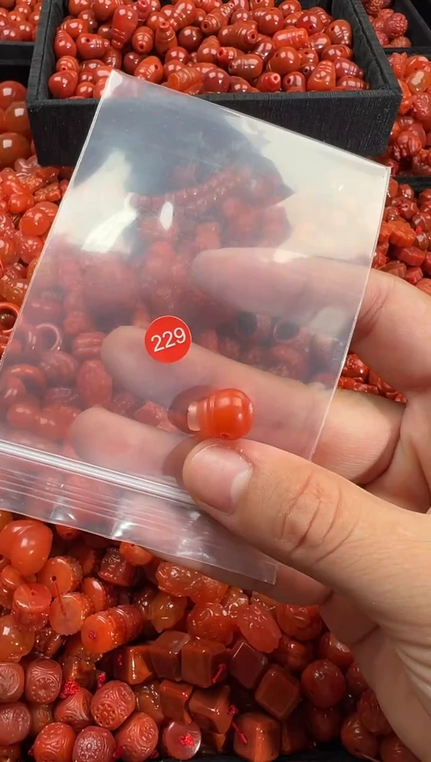 南红玛瑙未镶嵌颈饰1
