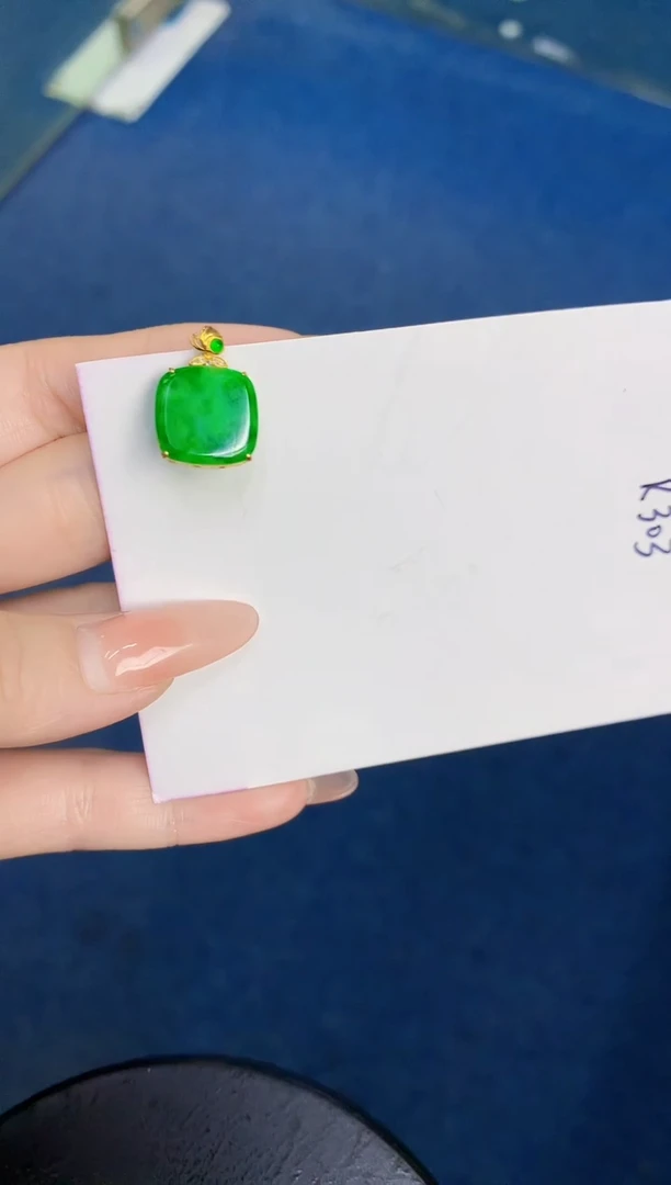 颈饰18K金镶嵌翡翠缅甸天然翡翠A货