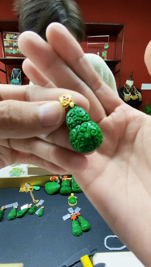 颈饰未镶嵌翡翠吊坠