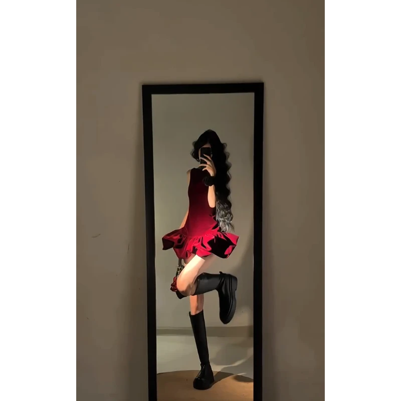 2025年春季新款辣妹气质无袖显瘦红色连衣裙女小众高腰蓬蓬短裙