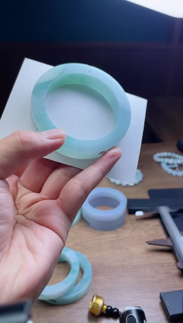 未镶嵌手镯定制翡翠夏**?定制