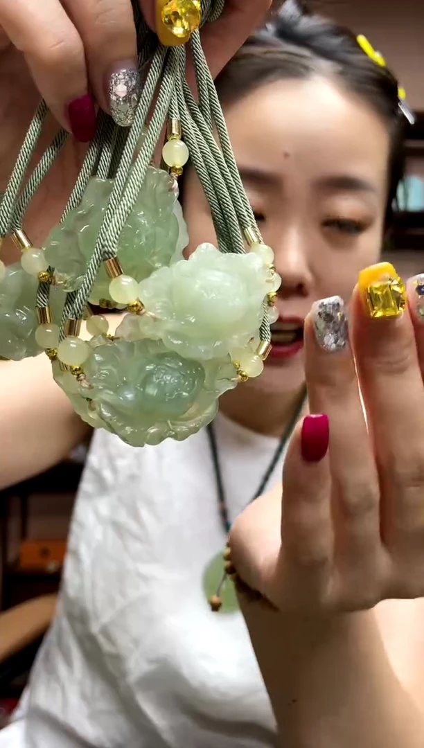 岫玉未镶嵌吊坠多样性发货发其中之一