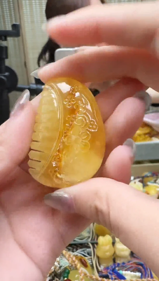 未镶嵌琥珀裸石如图